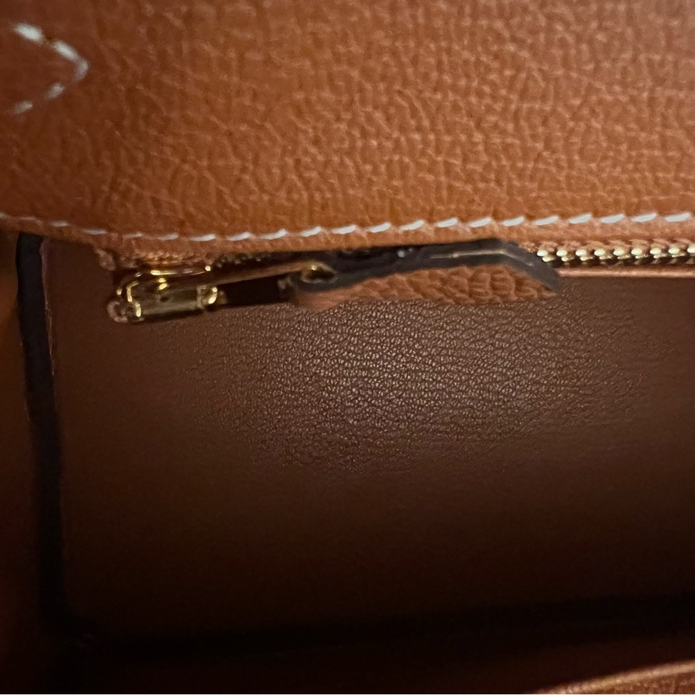 25 cm genuine Togo leather featuring an embossed crocodile print. - Picture 8 of 11